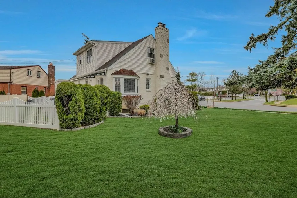 77 Primrose Drive New Hyde Park NY 11040