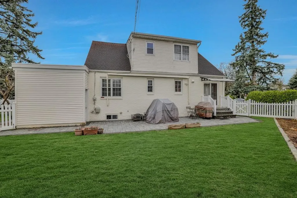 77 Primrose Drive New Hyde Park NY 11040