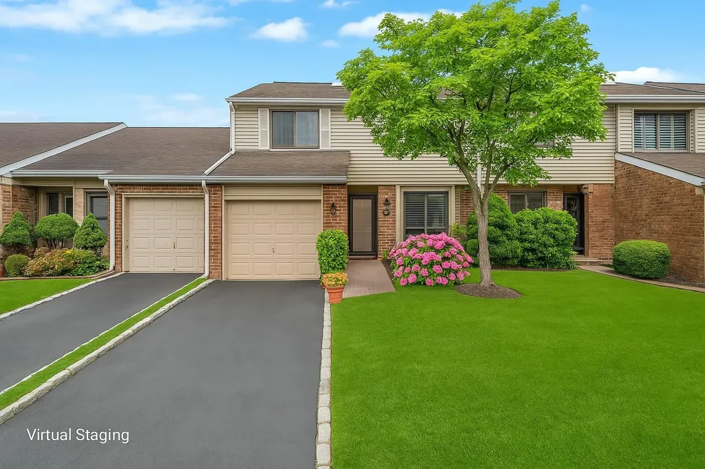 8 W Pond Court Smithtown NY 11787