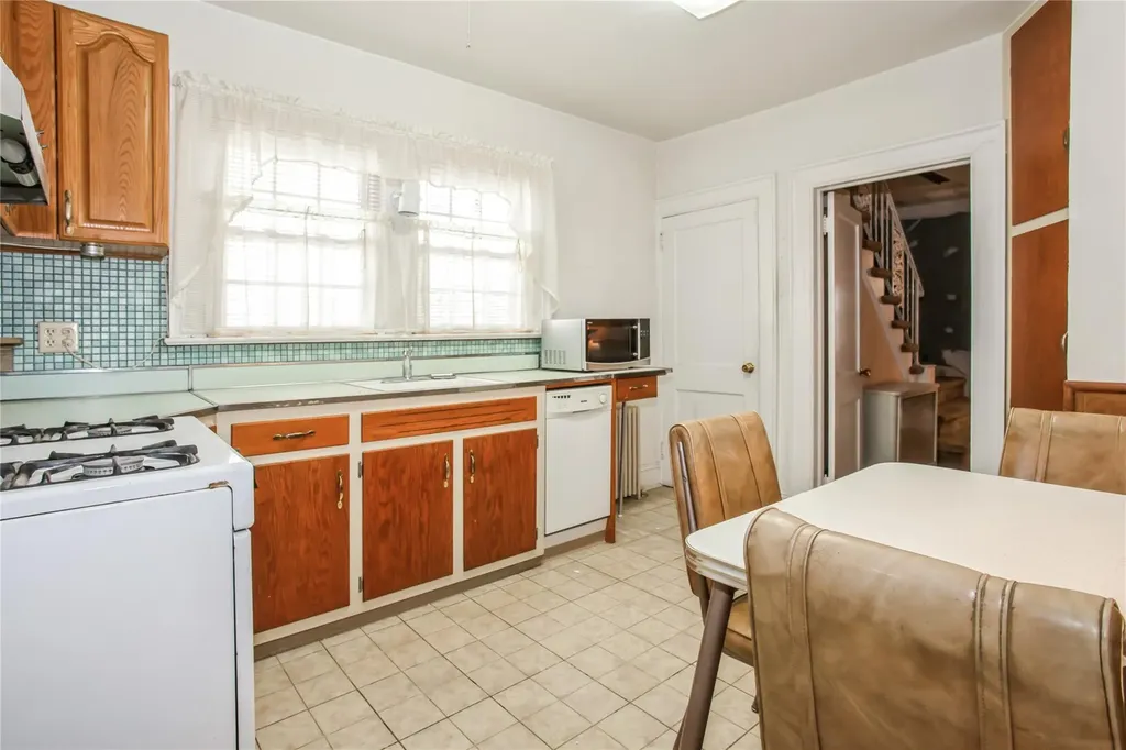 628 6th Avenue New Hyde Park NY 11040