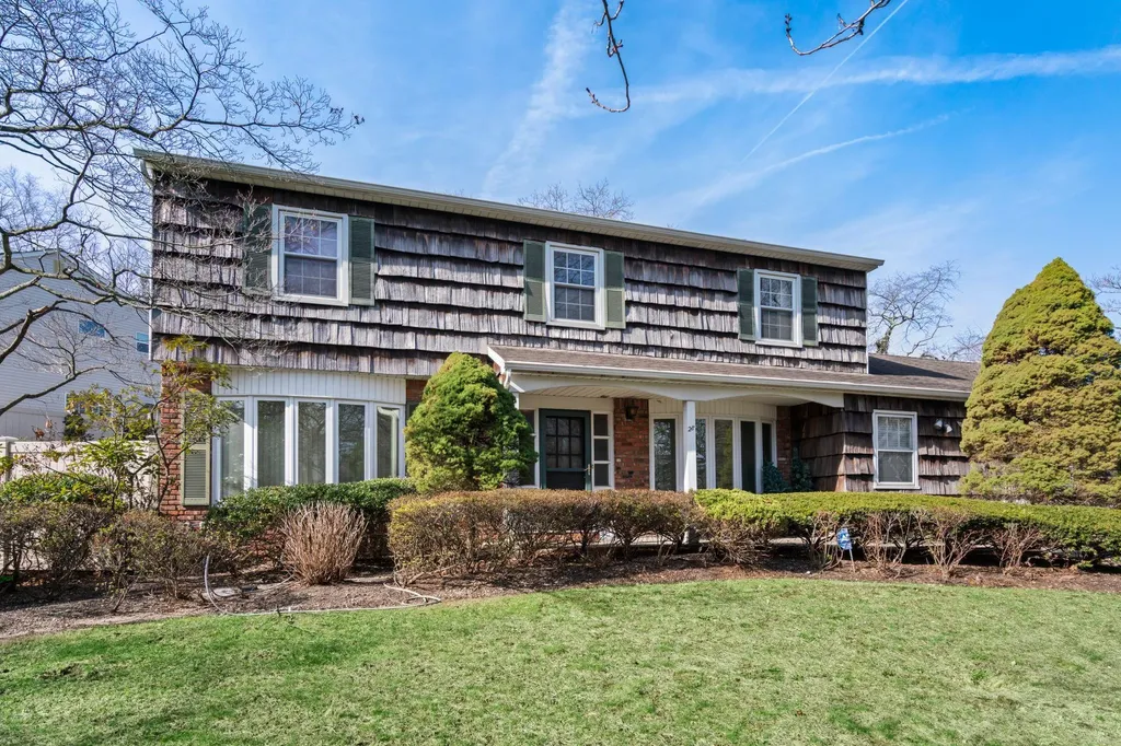 28 Sycamore Lane Commack NY 11725