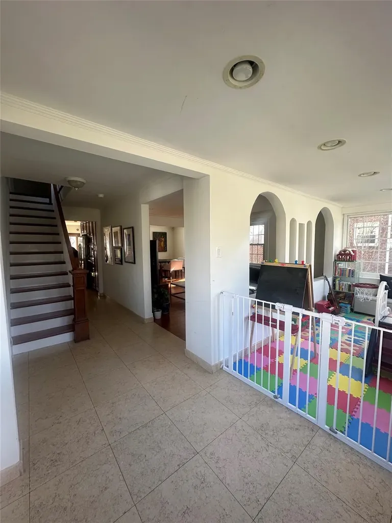 95 Maple Street Great Neck NY 11023
