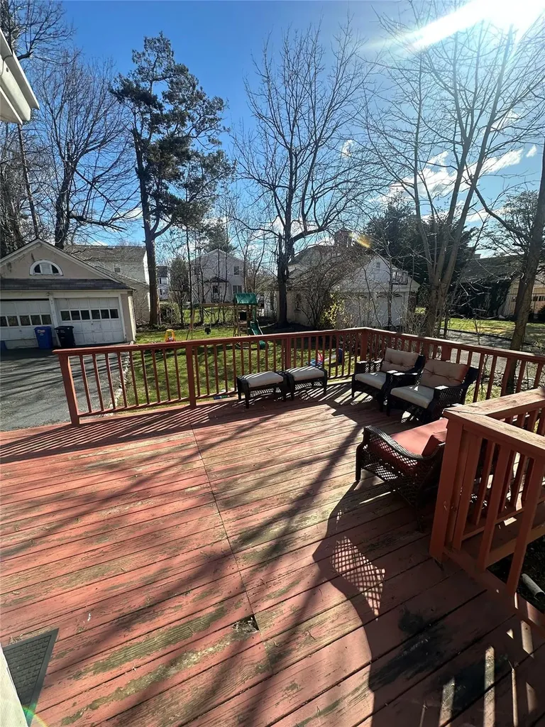 95 Maple Street Great Neck NY 11023