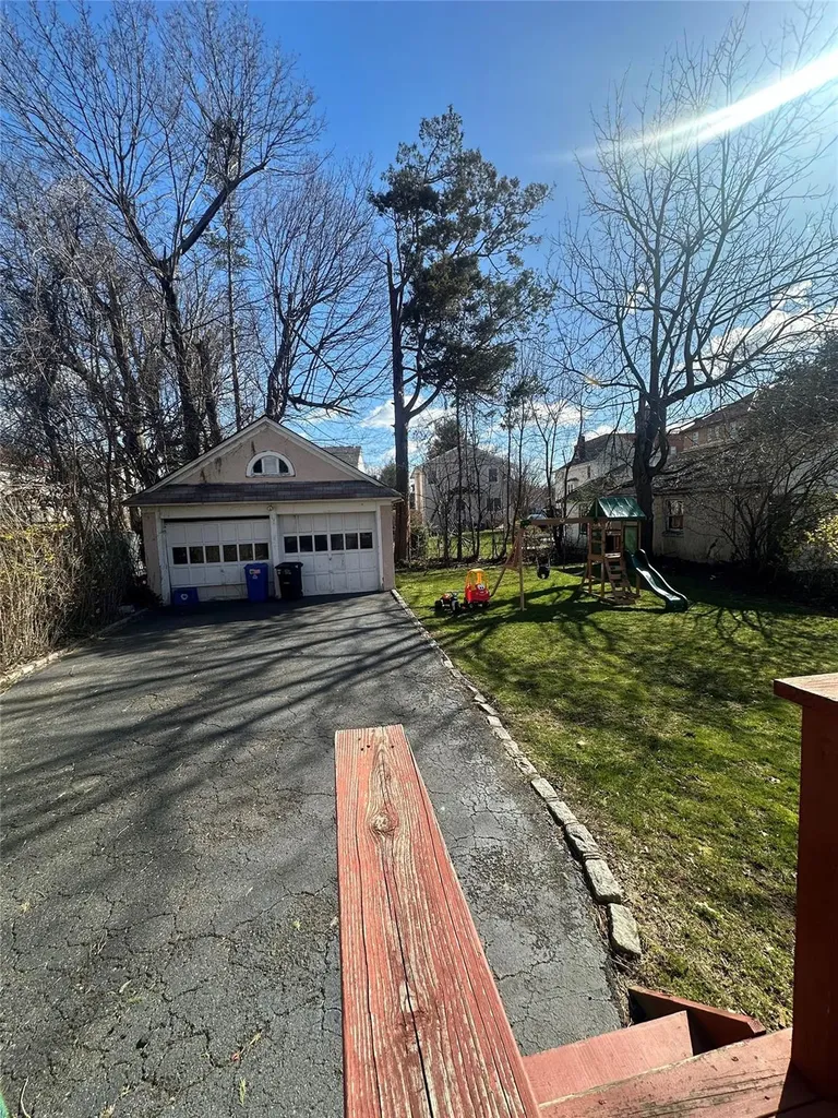 95 Maple Street Great Neck NY 11023