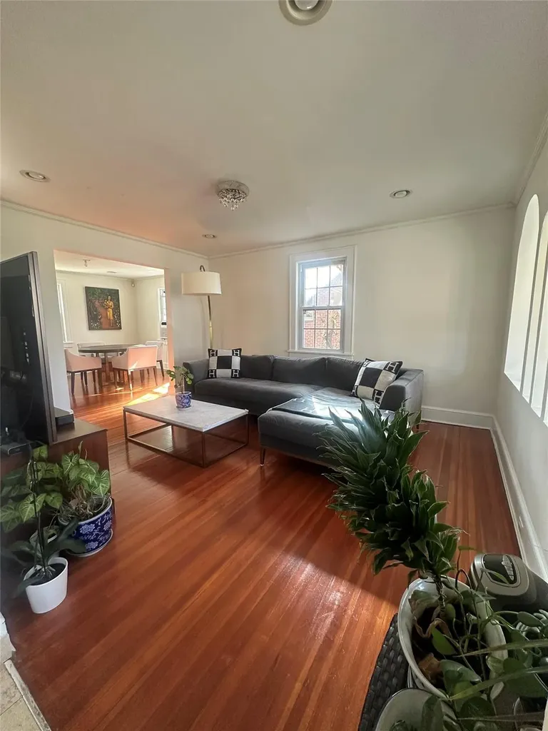 95 Maple Street Great Neck NY 11023