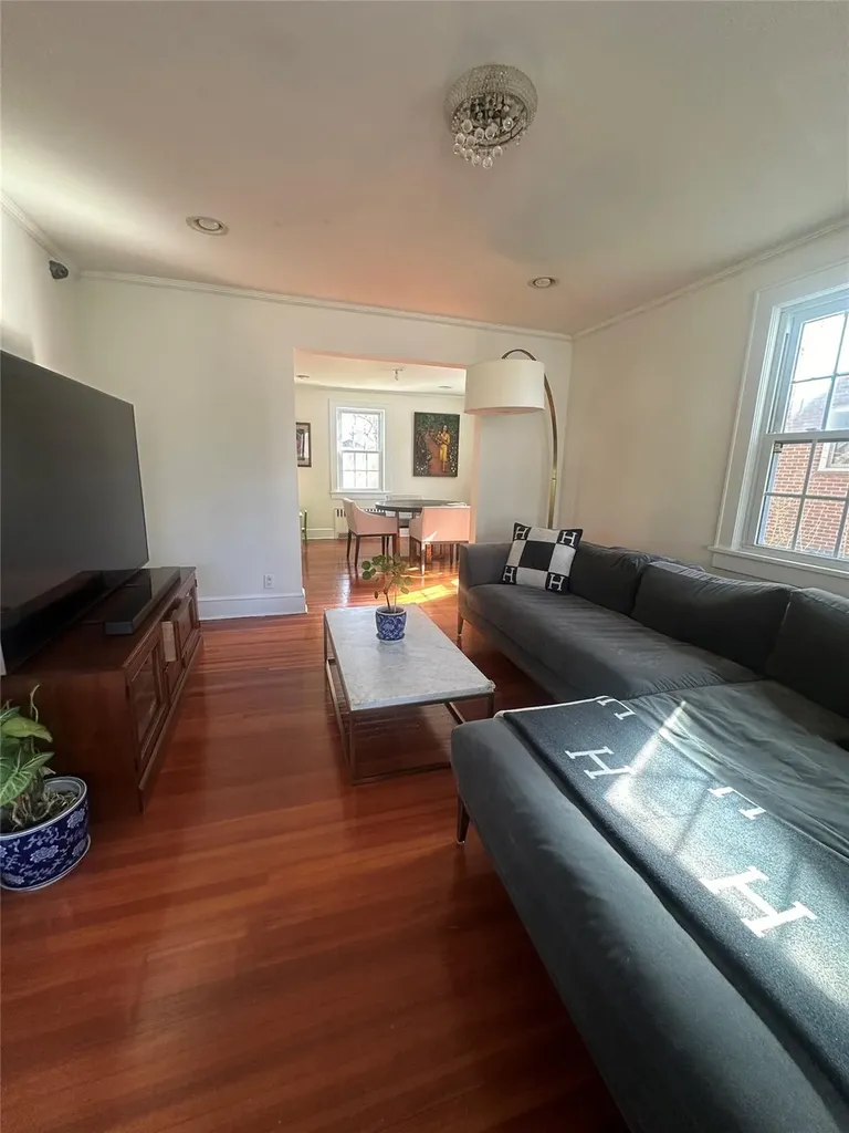 95 Maple Street Great Neck NY 11023