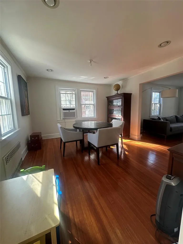 95 Maple Street Great Neck NY 11023