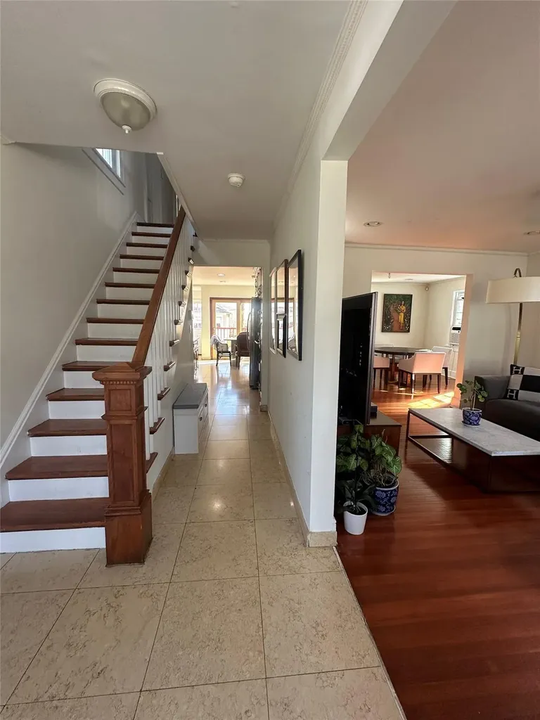 95 Maple Street Great Neck NY 11023