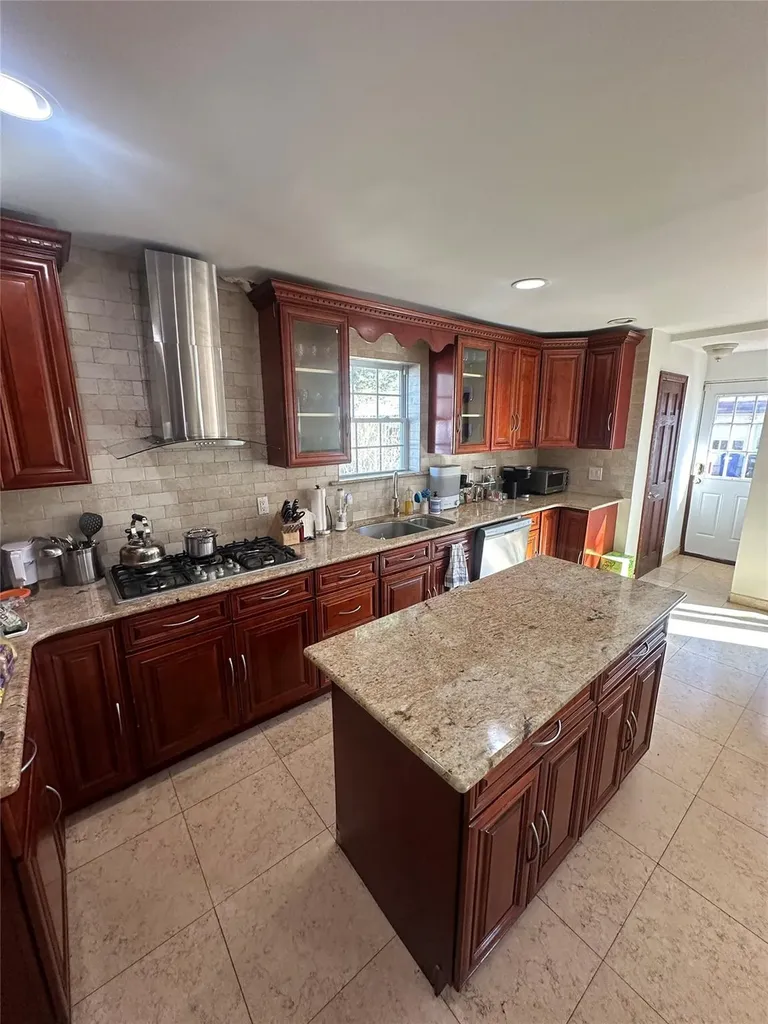 95 Maple Street Great Neck NY 11023