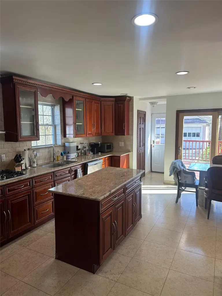 95 Maple Street Great Neck NY 11023