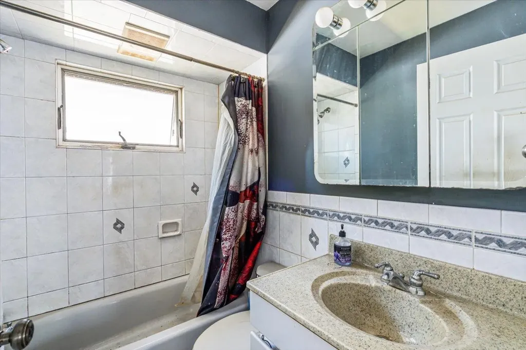 2439 Berkeley Place Bellmore NY 11710