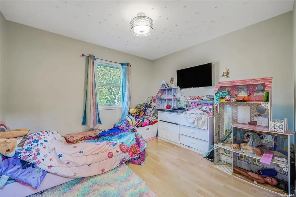 157 Parkway Drive N Commack NY 11725