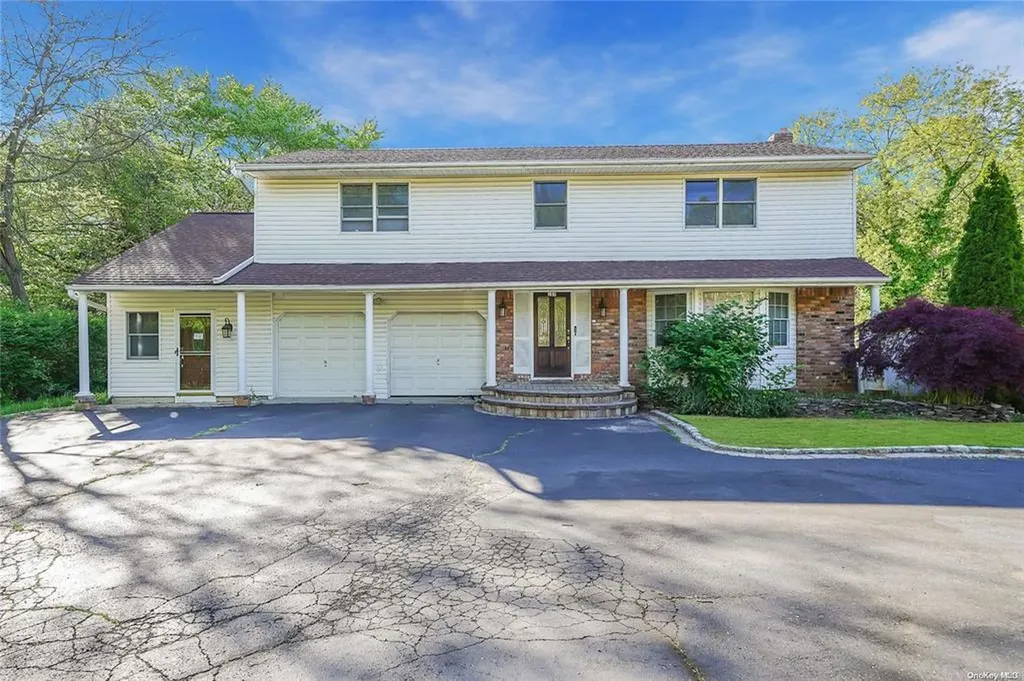 157 Parkway Drive N Commack NY 11725