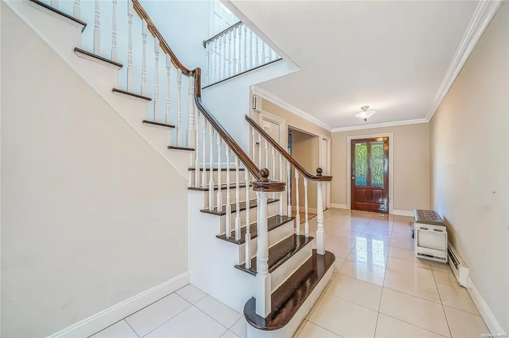 157 Parkway Drive N Commack NY 11725
