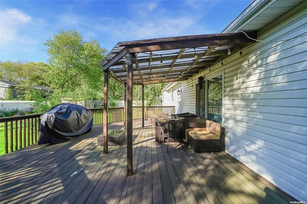 157 Parkway Drive N Commack NY 11725