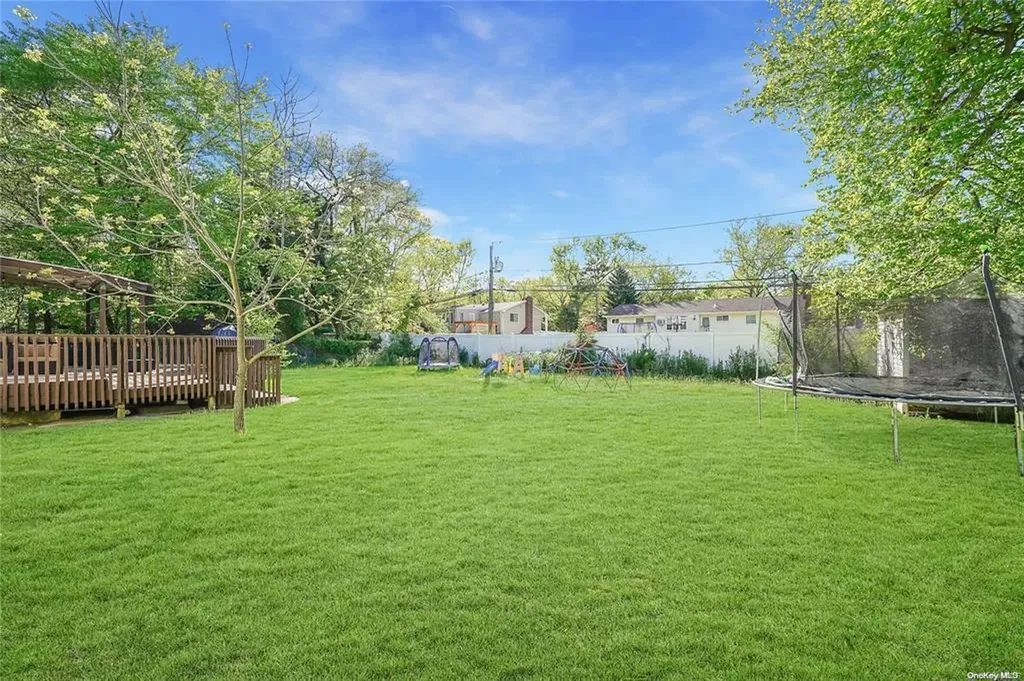 157 Parkway Drive N Commack NY 11725