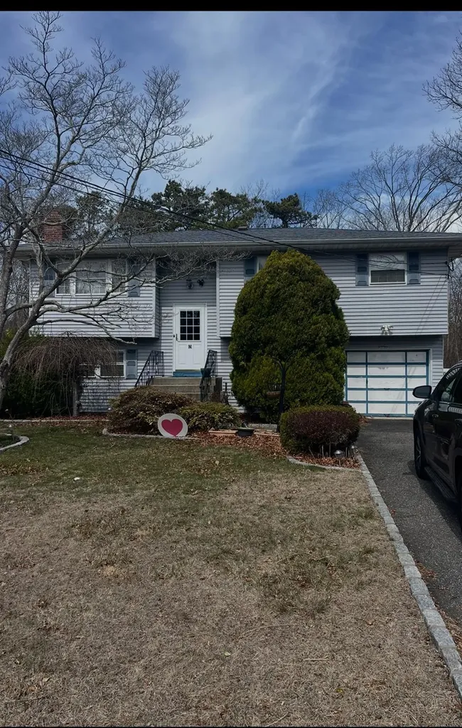 43 Chanel Drive E Shirley NY 11967