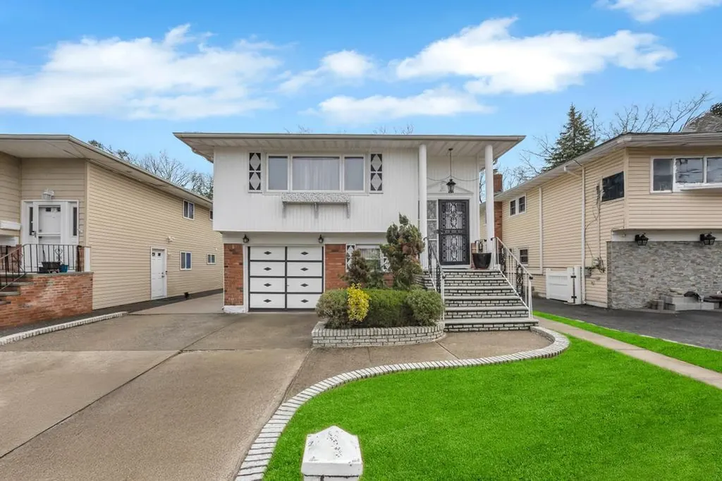 148 Buckingham Place Lynbrook NY 11563