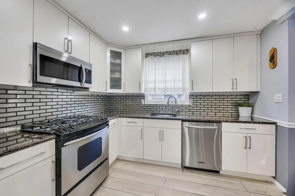 148 Buckingham Place Lynbrook NY 11563
