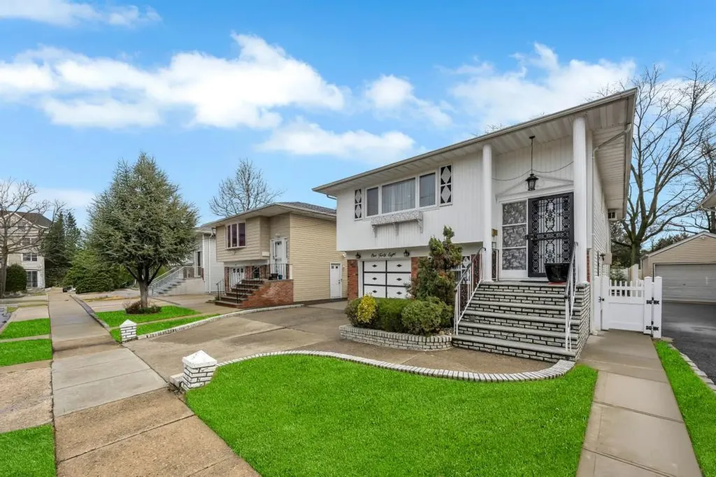 148 Buckingham Place Lynbrook NY 11563