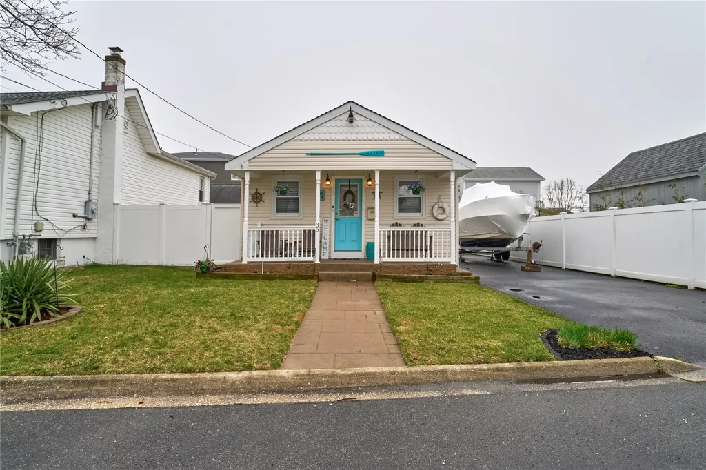 35 Mound Street Lindenhurst NY 11757