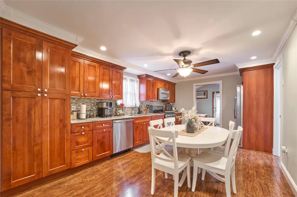 35 Mound Street Lindenhurst NY 11757