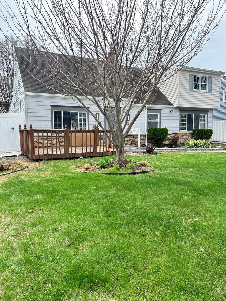 22 Peacock Lane Levittown NY 11756