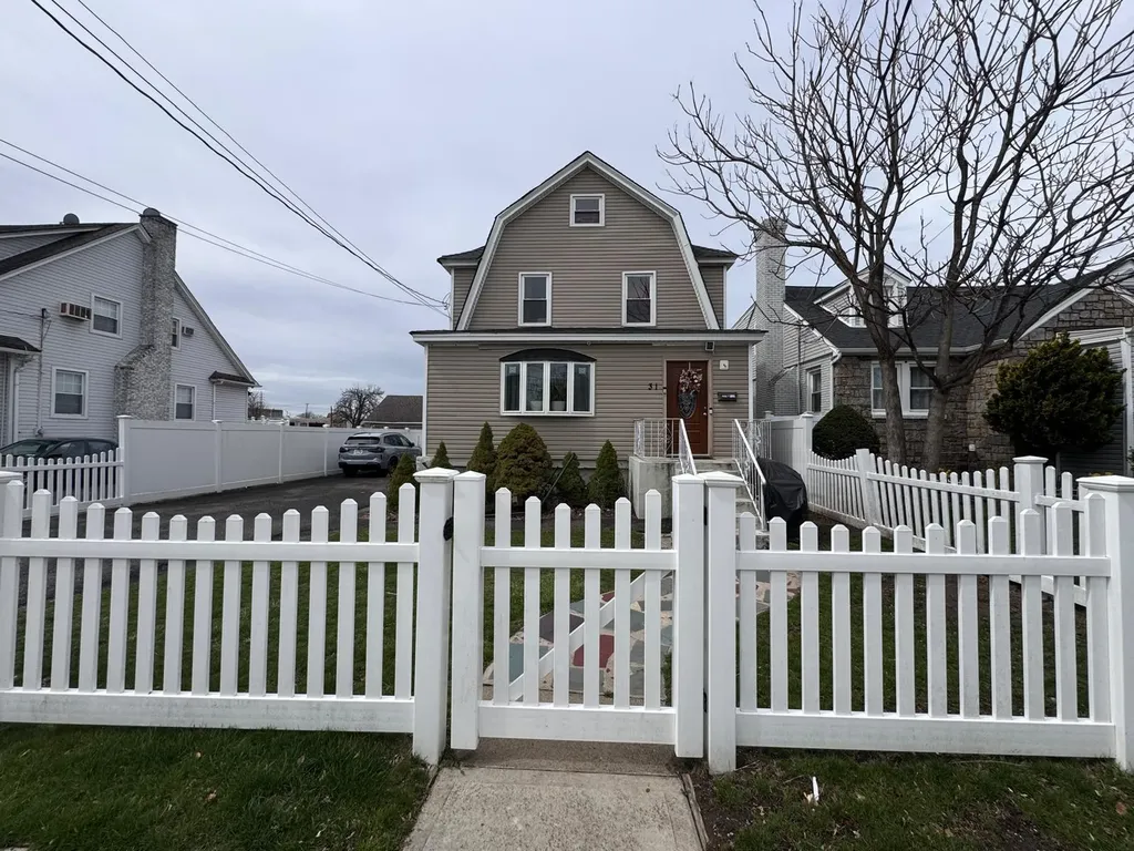 31 Harding Place Freeport NY 11520