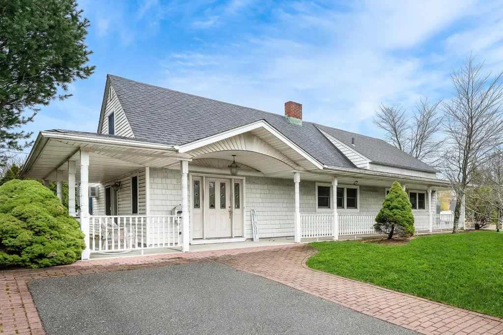 35 Dome Lane Wantagh NY 11793