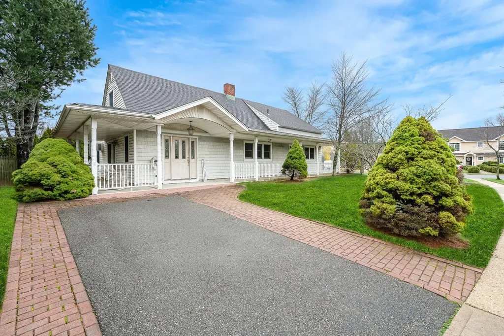 35 Dome Lane Wantagh NY 11793