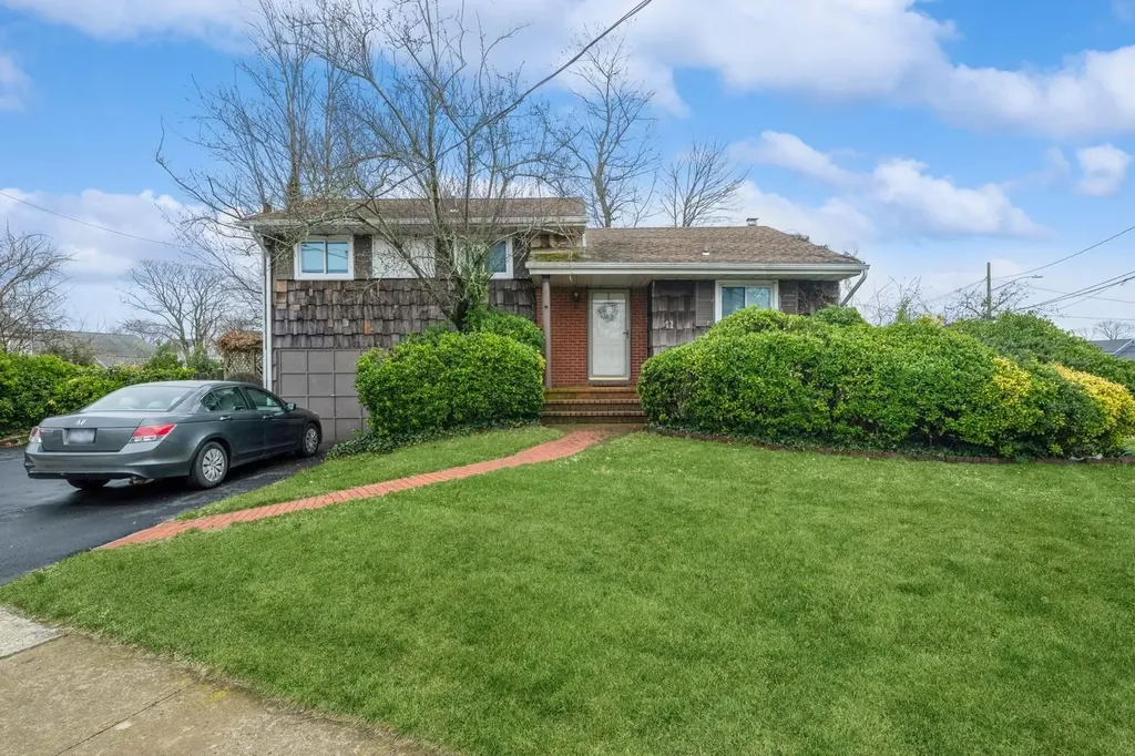 41 Bayview Place Massapequa NY 11758