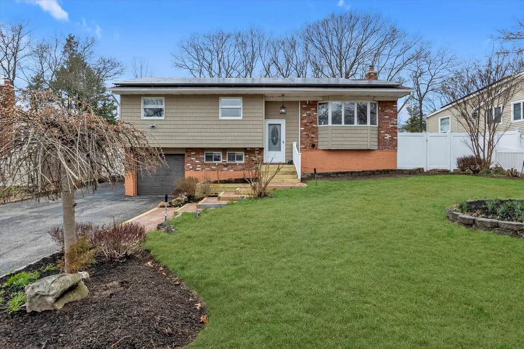 10 Weston Lane Smithtown NY 11787