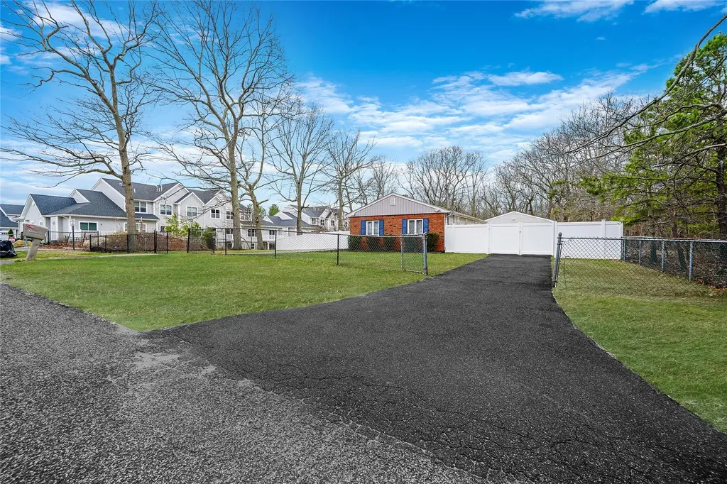 28 Shady Lane Coram NY 11727
