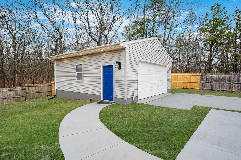28 Shady Lane Coram NY 11727