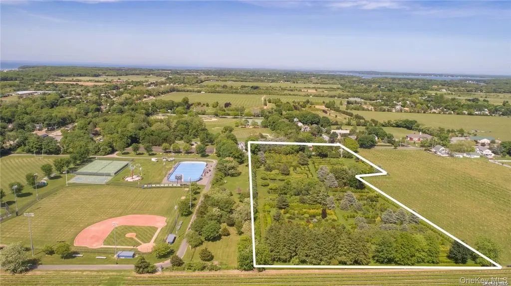 1685 Peconic Lane Peconic NY 11958