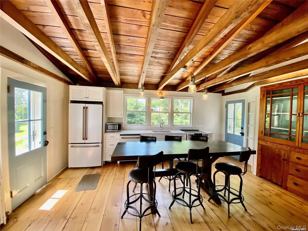 1685 Peconic Lane Peconic NY 11958