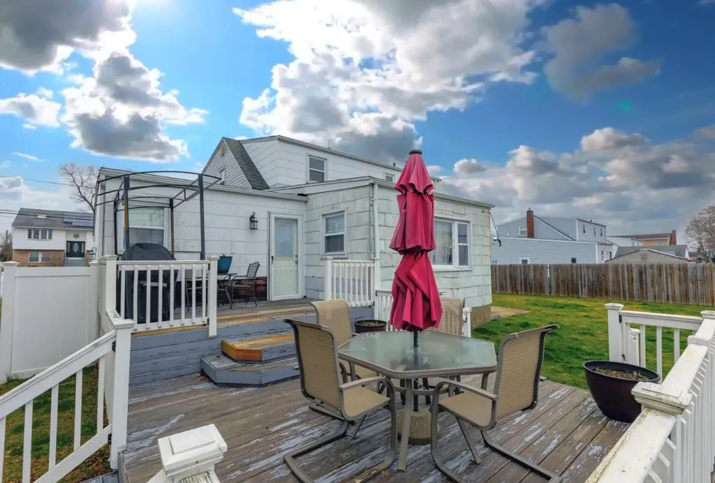 233 45th Street Lindenhurst NY 11757