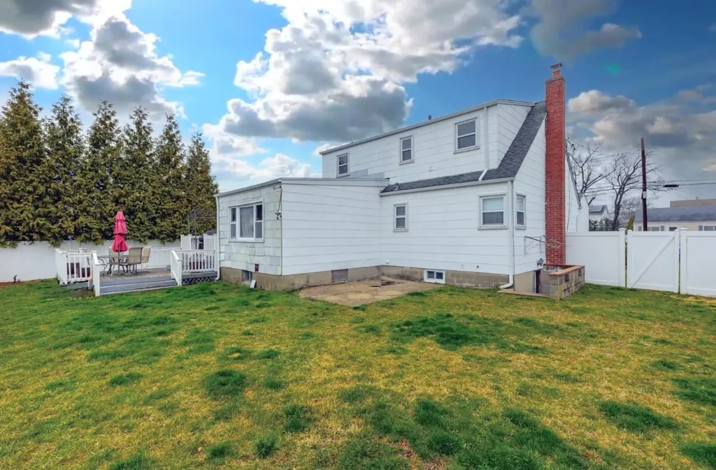 233 45th Street Lindenhurst NY 11757