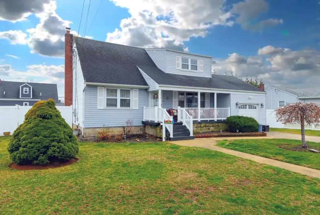 233 45th Street Lindenhurst NY 11757