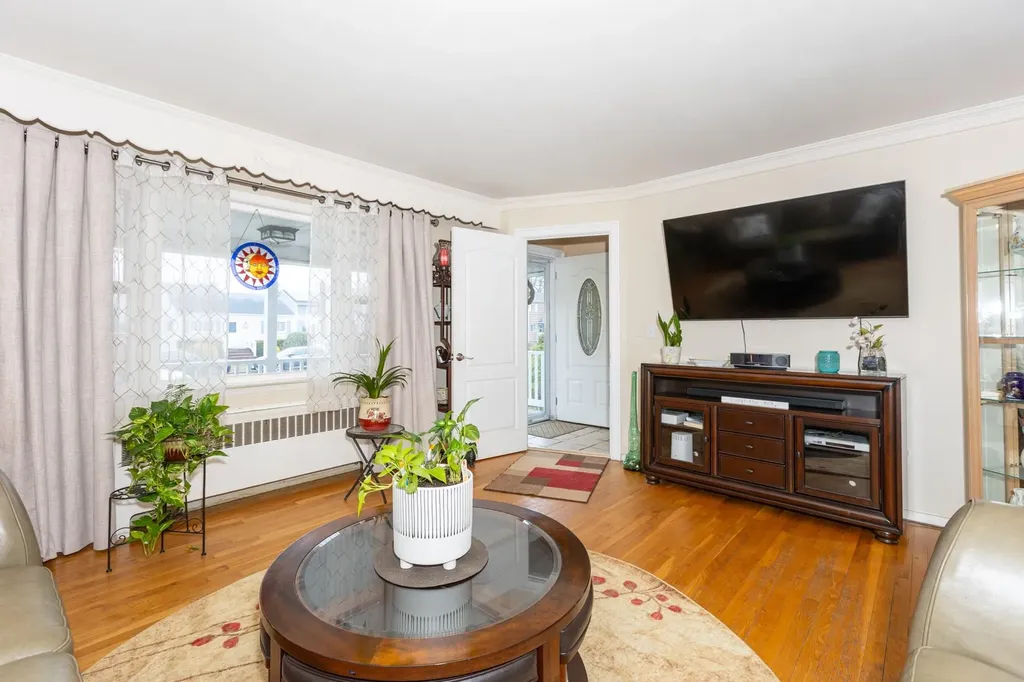 233 45th Street Lindenhurst NY 11757