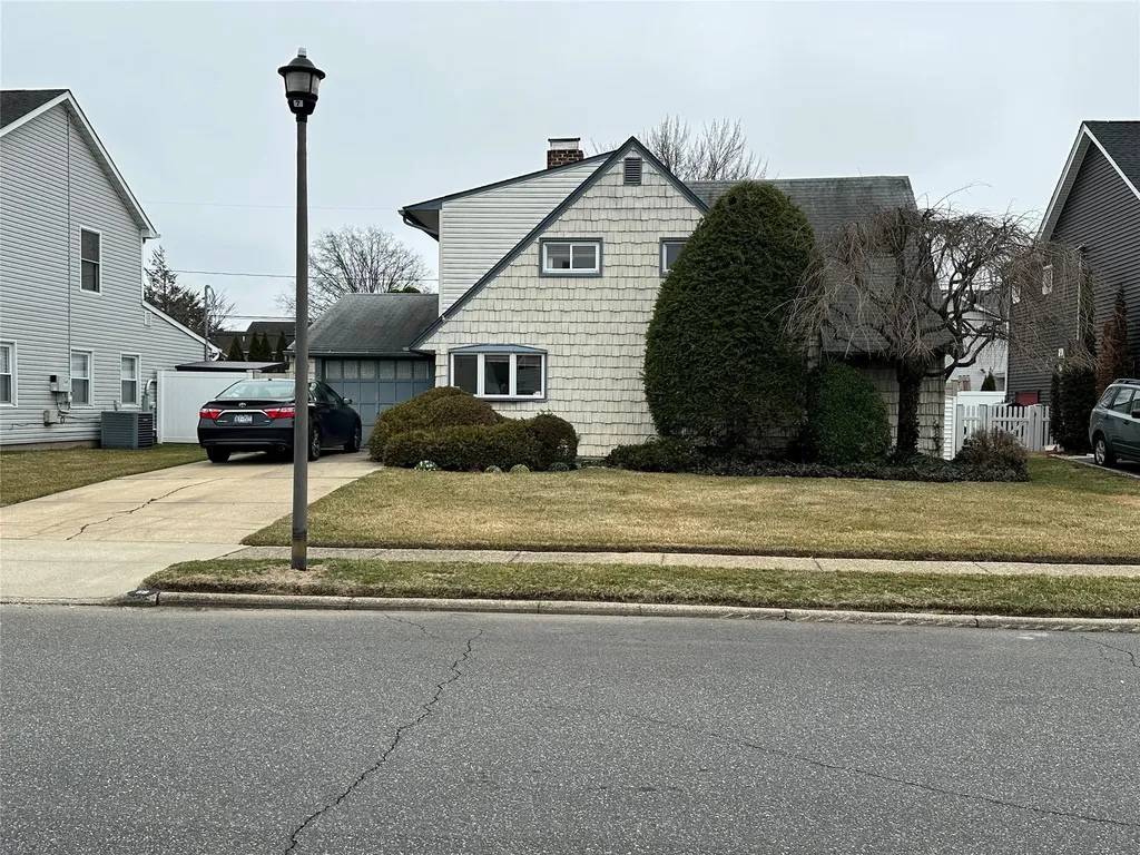 59 Pilgrim Lane Westbury NY 11590