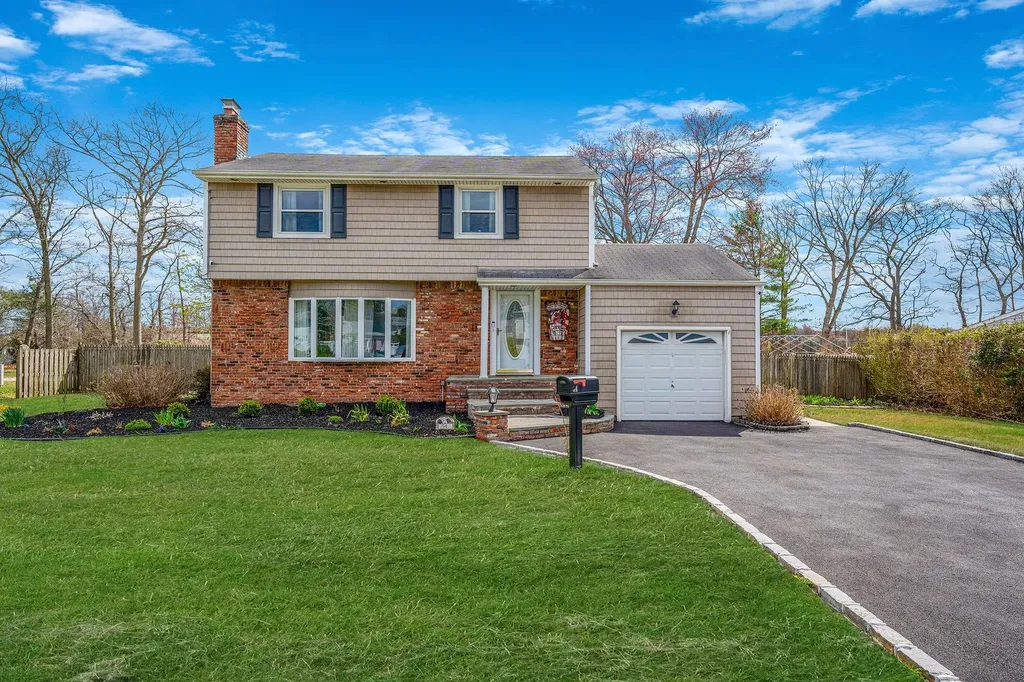 54 Higgins Street Babylon NY 11703