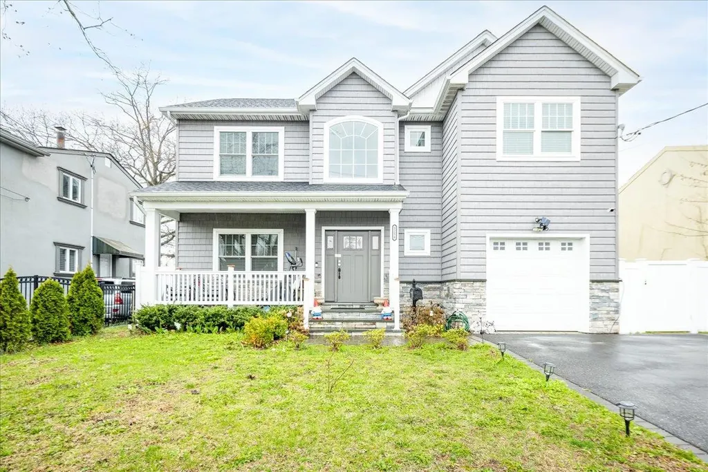 3258 Neptune Avenue Oceanside NY 11572