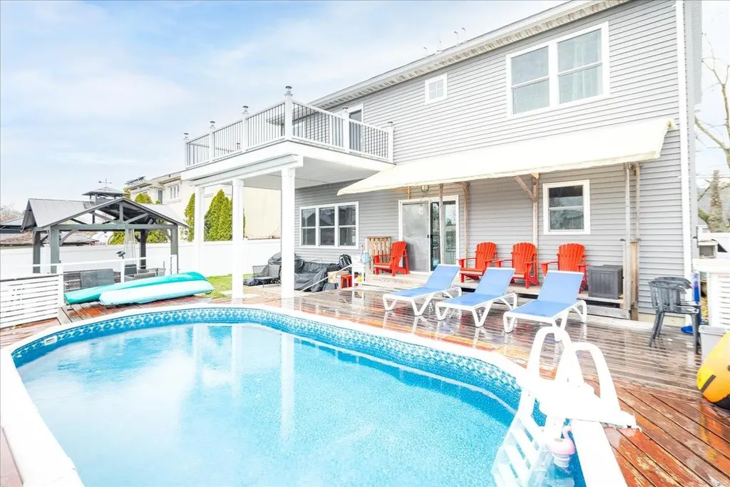 3258 Neptune Avenue Oceanside NY 11572