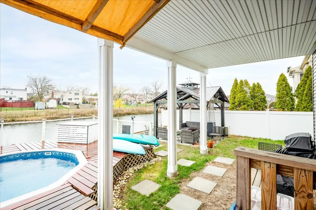 3258 Neptune Avenue Oceanside NY 11572
