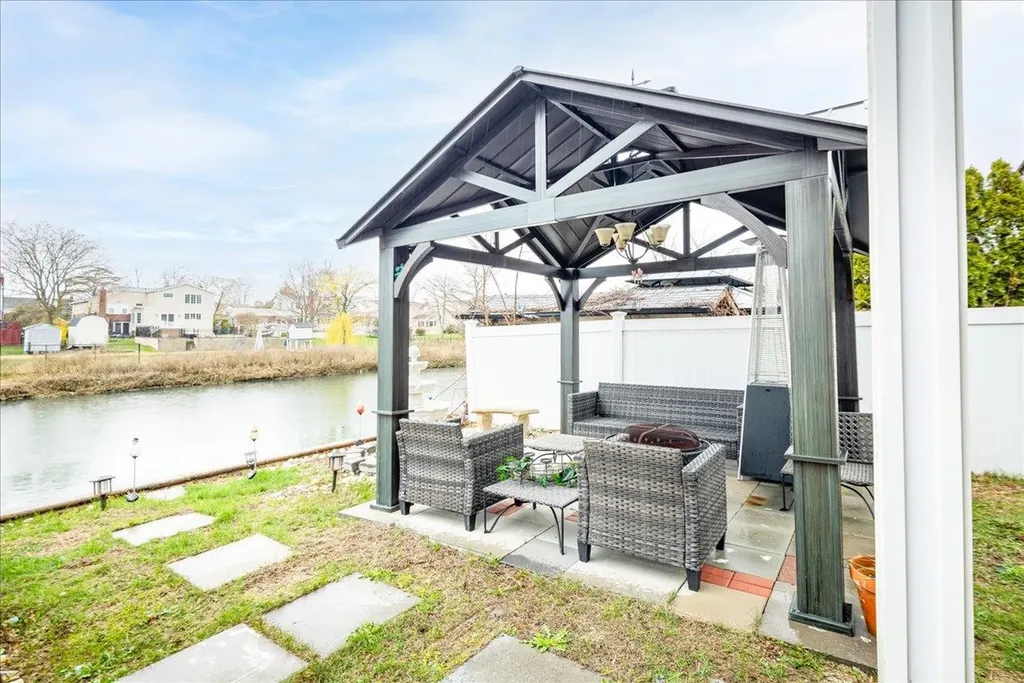 3258 Neptune Avenue Oceanside NY 11572