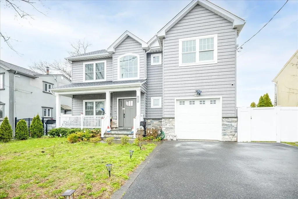 3258 Neptune Avenue Oceanside NY 11572