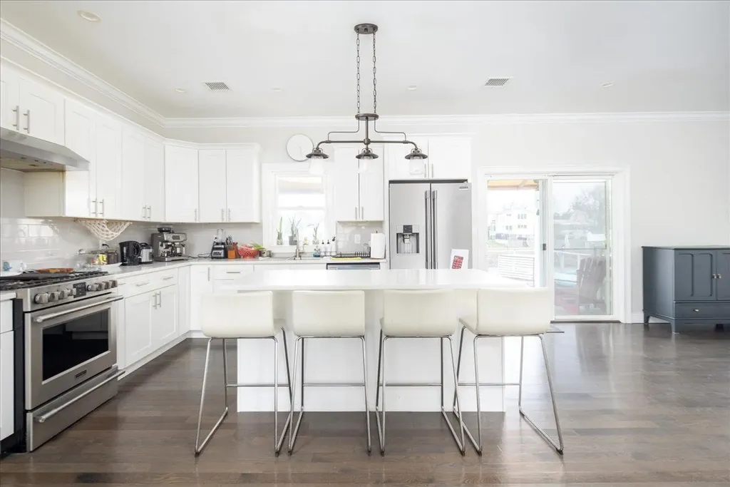 3258 Neptune Avenue Oceanside NY 11572