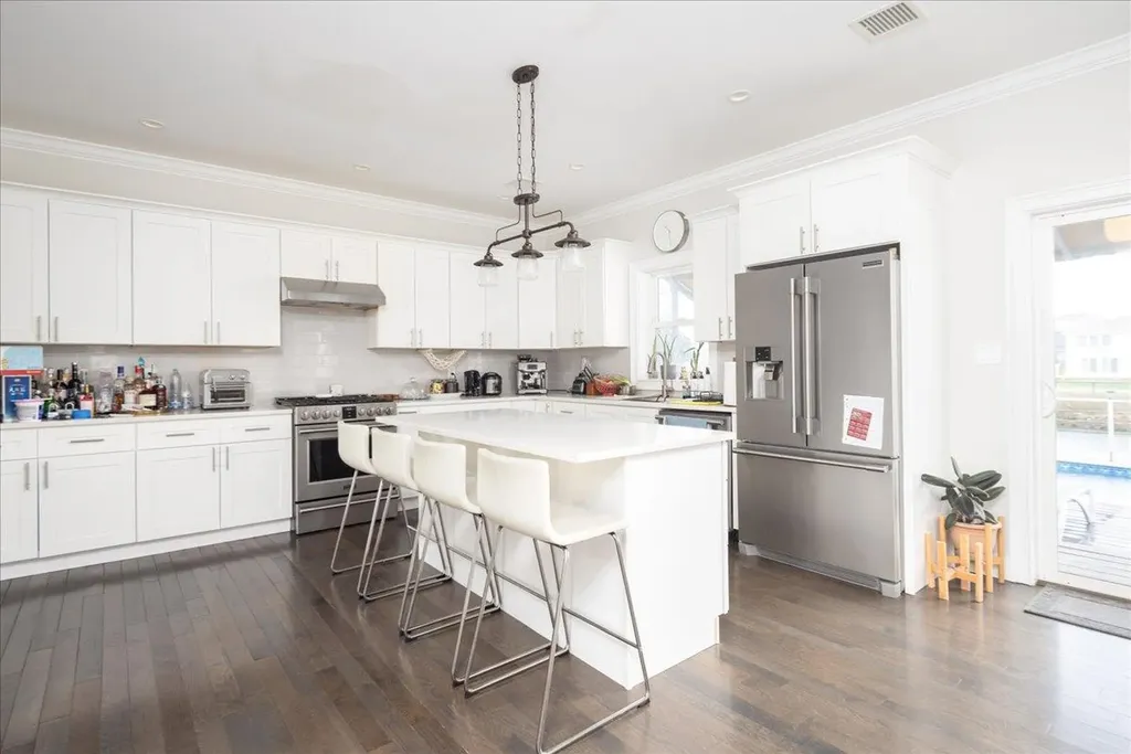 3258 Neptune Avenue Oceanside NY 11572