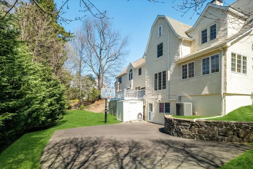 210 Clayton Road Scarsdale NY 10583